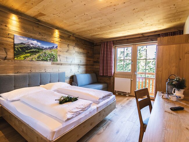 ruhiges Doppelzimmer mit viel Holz